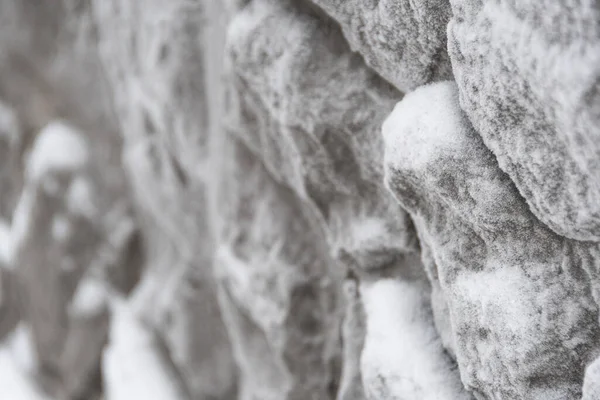 Kamienna Ściana Odrobiną Mrozu Zimowy Dzień — Zdjęcie stockowe