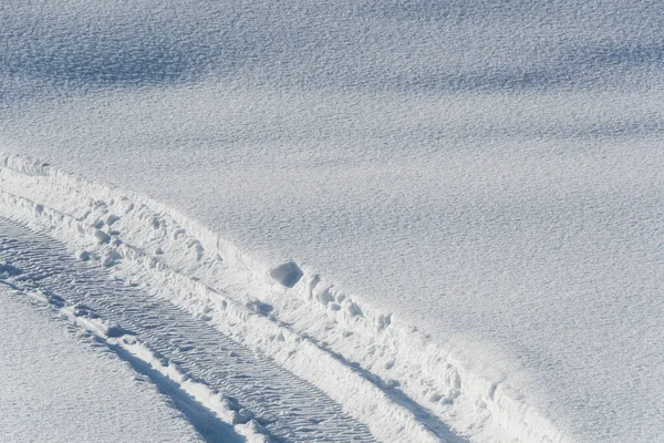 雪地雪地里的雪地移动轨道 一辆雪地越野雪地的扭曲痕迹 — 图库照片