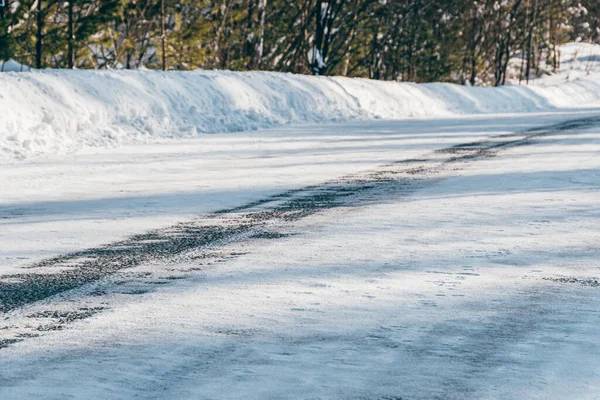 雪地结冰的道路 冬季结冰公路旅行的危险 — 图库照片