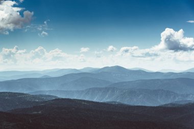 Sisli dağ vadisinin manzarası. Bulutların altında yumuşak tepeler.