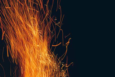 Karanlıktaki ateşten kıvılcımlar. Turist gecesi şenlik ateşi.