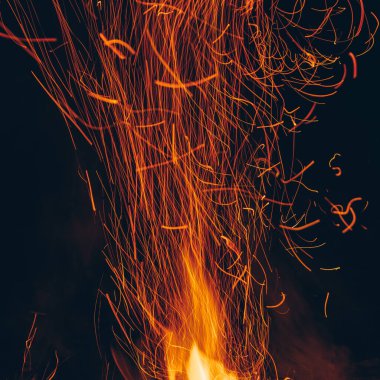 Karanlıktaki ateşten kıvılcımlar. Turist gecesi şenlik ateşi.