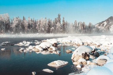 Soğuk suda kayalar karla kaplıdır. Soğuk bir sabahta kış nehri.