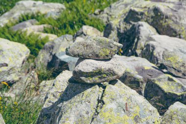 Kaya yığını, bölgedeki oryantasyon için taş işaretleri. Dağ vadisinde seyahat et. Doğada meditasyon için taşlar tepesi.