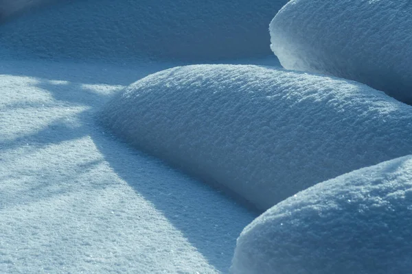 Neve Suave Deriva Dia Inverno Ensolarado Derivadas Neve Profundas Altas — Fotografia de Stock