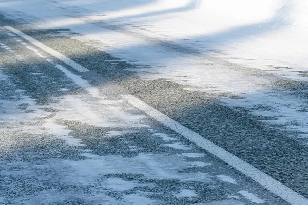 雪地结冰的道路 冬季结冰公路旅行的危险 — 图库照片
