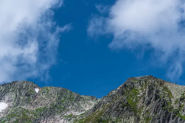 Skalní Hřeben Sněhem Kamennými Místy Pod Modrou Oblohou Letní Výlet — Stock fotografie