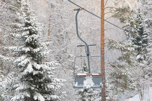 Stoeltjeslift Besneeuwd Winterlandschap Stoellift Vorstbos — Stockfoto