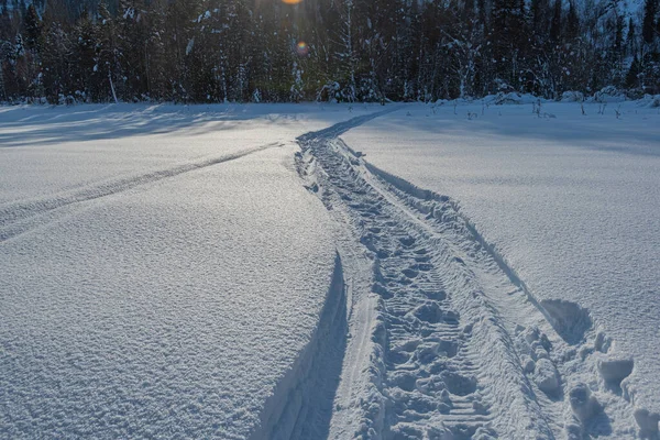 Pistas Motos Nieve Nieve Profunda Rastros Retorcidos Una Moto Nieve — Foto de Stock