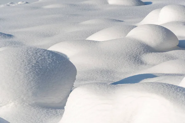 冬日阳光明媚 雪地飘扬 被阳光照射和在阴影中的深雪和大雪飘扬 — 图库照片