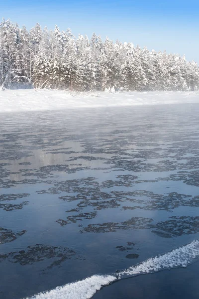 Niebla Helada Sobre Río Invierno Con Nieve Bosque Orillas Primer — Foto de Stock