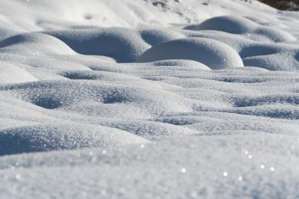 Zachte Zachte Sneeuw Drijft Ijzige Dag Winterlandschap Met Besneeuwd Veld — Stockfoto