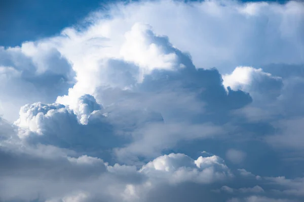 Schilderachtige Wolken Blauwe Lucht Zonnige Dag — Stockfoto