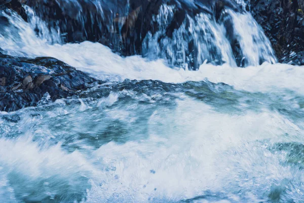 Stürmischer Strom Zwischen Felsen Und Geröll Gebirgsfluss — Stockfoto