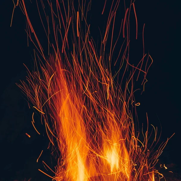 黑暗中从火中冒出火花 游客之夜篝火 — 图库照片