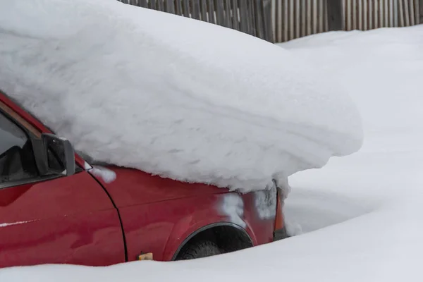 红色的车在雪堆下 意外的降雪 路上的危险 — 图库照片