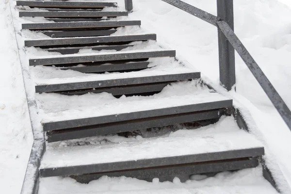 危险的楼梯被冰雪覆盖着 为确保行人的安全 在全港进行冬季清洁 — 图库照片