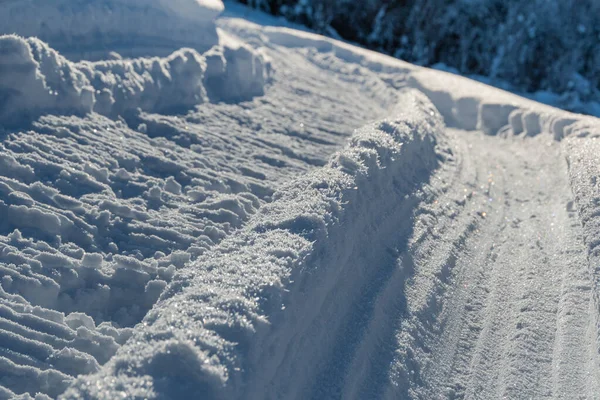 雪地雪地里的雪地移动轨道 一辆雪地越野雪地的扭曲痕迹 — 图库照片