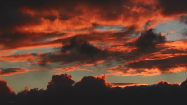 Movimiento de nubes con reflejos rojos — Vídeos de Stock