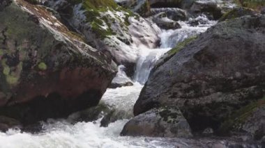 Dağ dereleri çağlayan manzaralı doğa manzarası