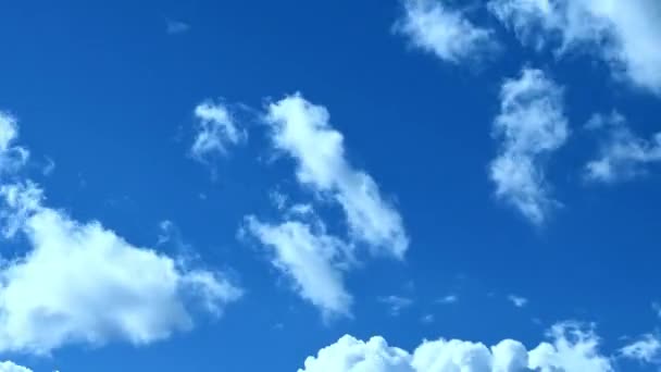 Skyer flyr over blå himmel – stockvideo