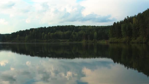 Las nubes se reflejan en el lago salvaje — Vídeos de Stock