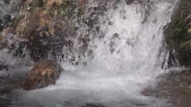 Veduta del fiume che scorre attraverso formazioni rocciose — Video Stock