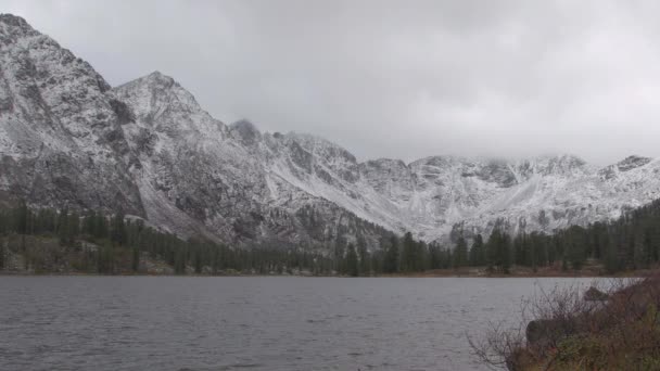 Fjällsjö med snöig bergskam — Stockvideo