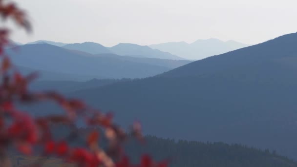 Вид на нежные горы в голубой дымке — стоковое видео