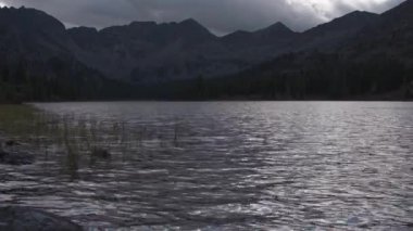 Dağ sırası ve göl manzarası