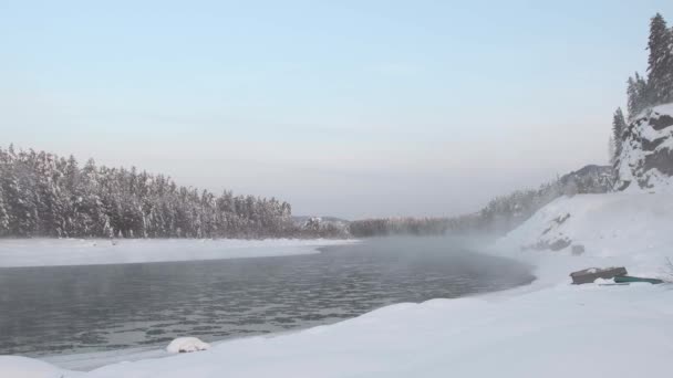 Туманна річка з плаваючими крижаними потоками — стокове відео