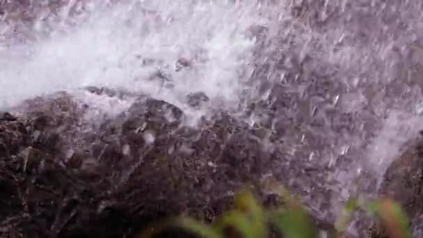 Вода падает на камень с брызгами — стоковое видео