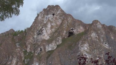 Yamaçta mağaraları olan uçurumun manzarası. Kayadaki mağaralar