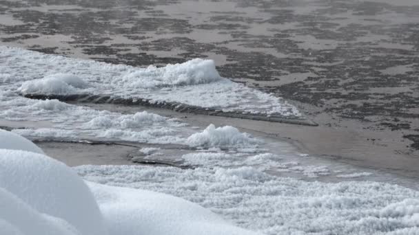 Río congelado. Mitad agua mitad hielo — Vídeos de Stock