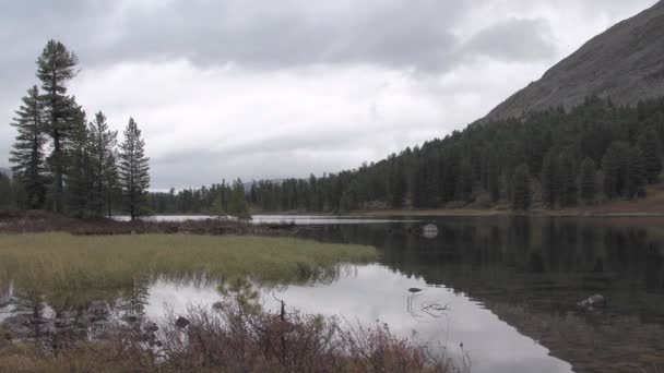 Meteo autunnale sul lago di montagna. — Video Stock