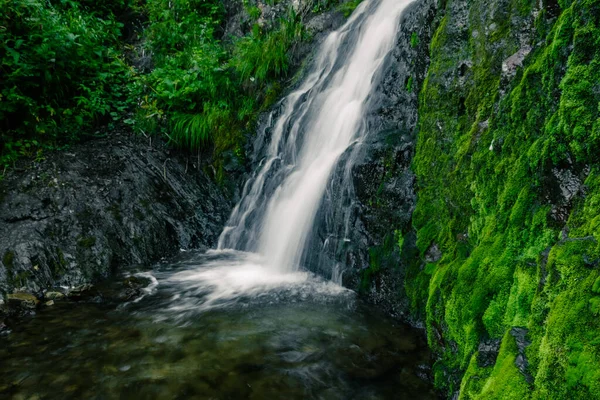 Yağmur Ormanlarındaki Nehir Üzerindeki Şelalenin Atmosferik Görüntüsü Kayalar Yeşil Yosunlar — Stok fotoğraf