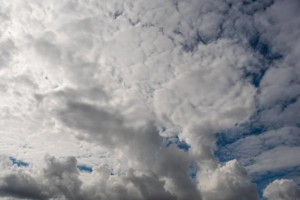 Cielo Azul Con Nubes Fondo —  Fotos de Stock