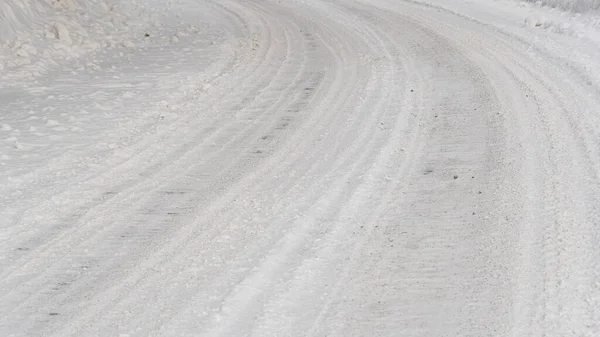 冬季森林中白雪覆盖的乡间道路 — 图库照片