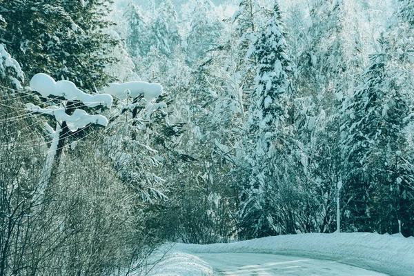 Karlı buzlu yol. Kış tehlikesi buzdan yola çıkıyor.