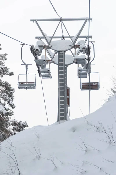 Stoeltjeslift Besneeuwd Winterlandschap Stoellift Vorstbos — Stockfoto