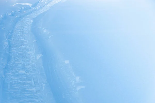 Śnieżne Tory Głębokim Śniegu Ślady Skręcania Skutera Śnieżnego Pokrytym Śniegiem — Zdjęcie stockowe
