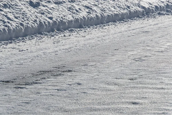 雪地结冰的道路 冬季结冰公路旅行的危险 — 图库照片