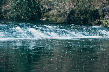Yaz günü geniş bir nehir. Barajda su akıyor.