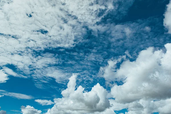 Blauwe Lucht Met Wolken Als Achtergrond — Stockfoto