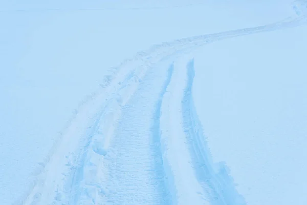 雪地雪地里的雪地移动轨道 一辆雪地越野雪地的扭曲痕迹 — 图库照片