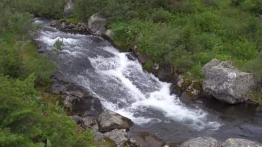 Swift nehri kayaların üzerinden akıyor. Su köpükleri ve kaynar..