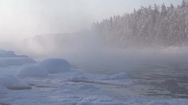 Misty River op ijzige ochtend. Winterijsdrift. — Stockvideo