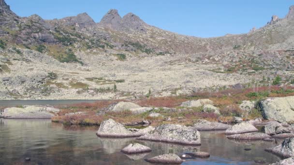 Panorama de cordillera bajo cielo azul. Varios acantilados forman cresta de piedra — Vídeos de Stock