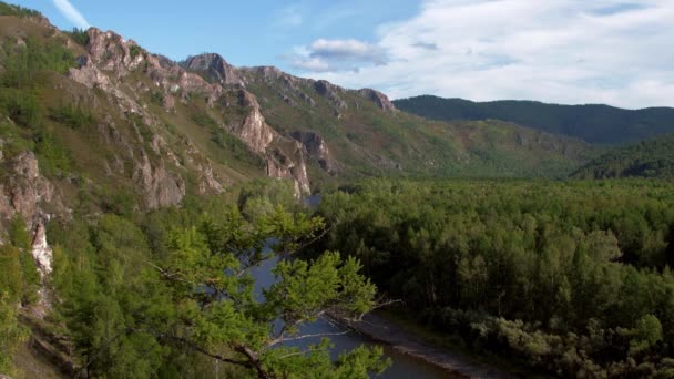 秋天山谷的岩石山脊.山区附近的河流弯道 — 图库视频影像