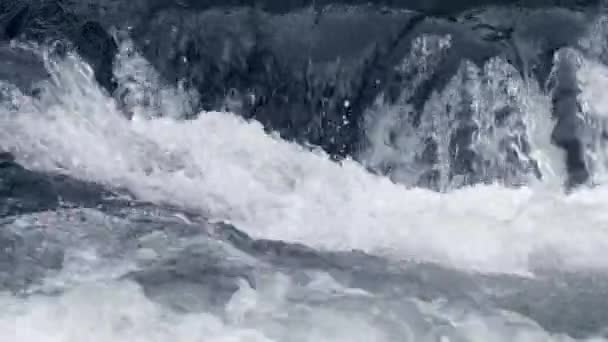 Primer plano del flujo de agua turbulenta. Salpicaduras de río y espumas en aguas poco profundas. — Vídeos de Stock